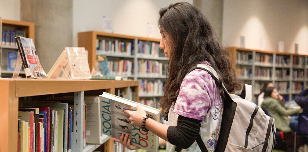 alexander-college-student-psychology-student-library.jpg