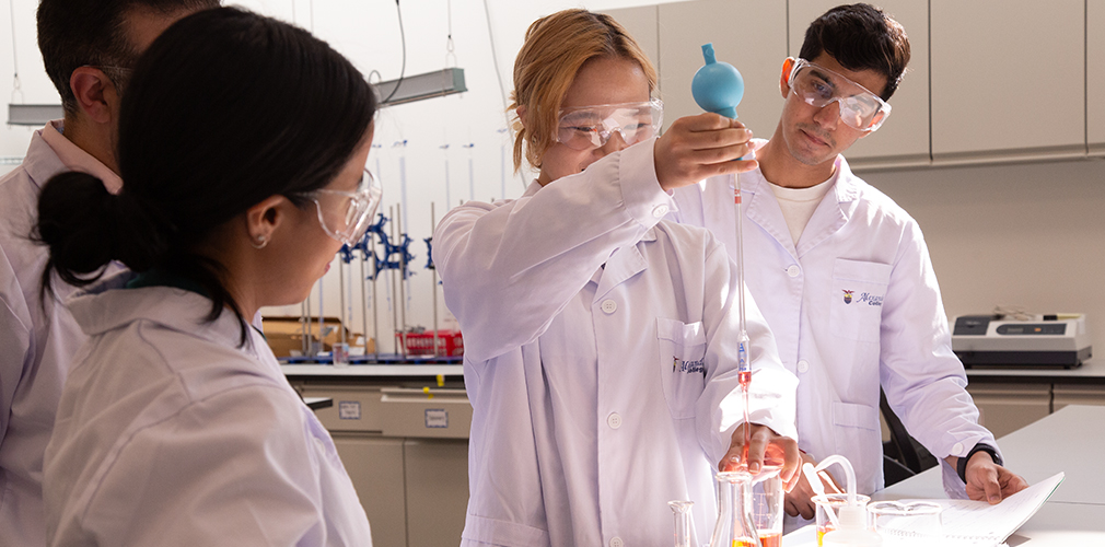 alexander-college-students-in-biology-lab