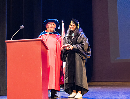 Swati receiving the Factuly Award for Excellence in Instruction