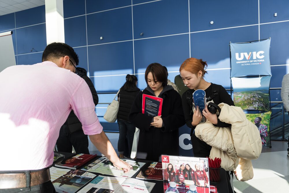 students at the university transfer fair